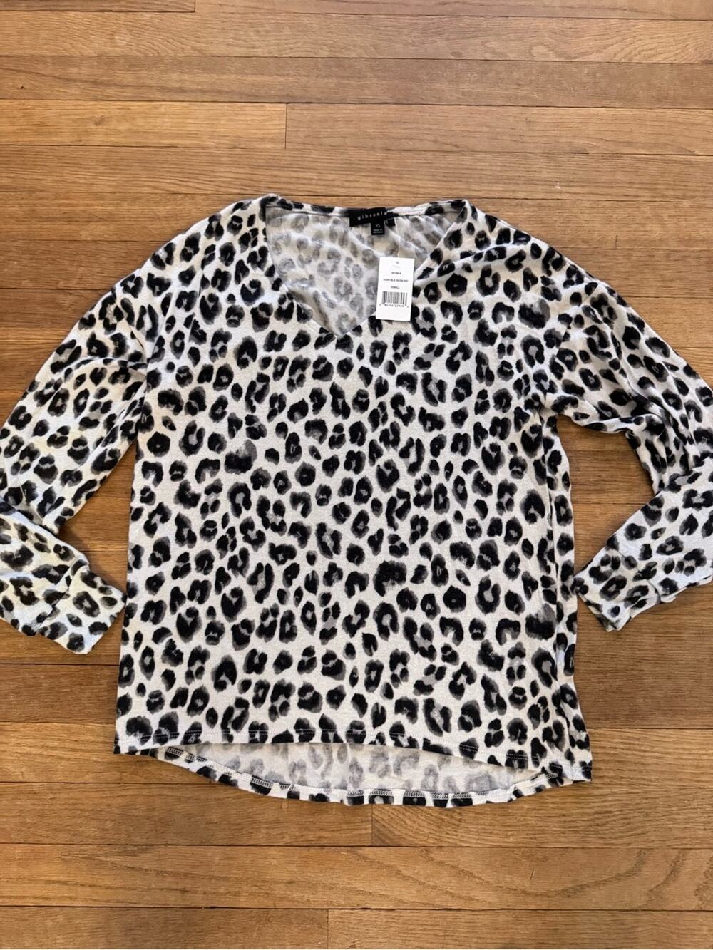 NWT Gibsonlook Women's Ivory Black Snow Leopard Print V-Neck Blouse - XS
 b8